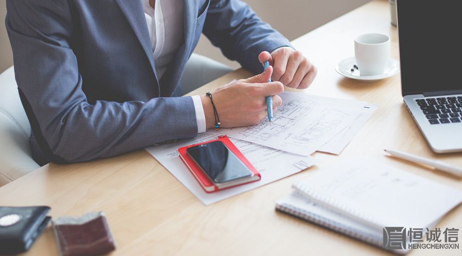 到底是公司注銷好還是轉(zhuǎn)讓好，這個(gè)廣州發(fā)業(yè)認(rèn)為需要根據(jù)你的實(shí)際情況來決定，如果你不想再繼續(xù)經(jīng)營(yíng)這個(gè)公司，剛好有人愿意接手這個(gè)公司，那就變更，至少還能彌補(bǔ)一些損失。而且公司轉(zhuǎn)讓是需要簽署股權(quán)協(xié)議的，所以之后不用擔(dān)心公司轉(zhuǎn)讓后做了違法的事情牽連到自己，轉(zhuǎn)讓以后公司的問題是由新法人或股東負(fù)責(zé)。